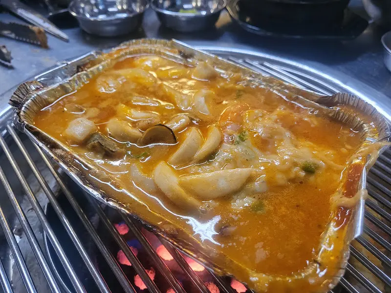 불판 위에서 따뜻하게 데워지고 있는 해물탕의 모습