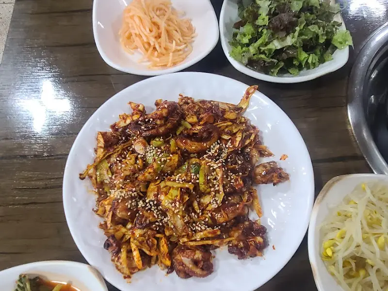 윤기가 흐르는 쭈꾸미 볶음