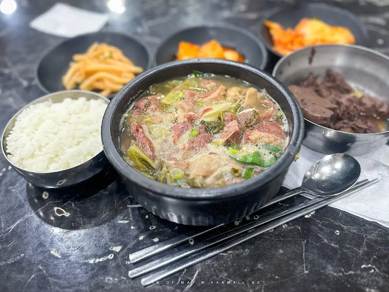 뽀얀 국물에 고기와 우거지가 듬뿍 들어간 해장국