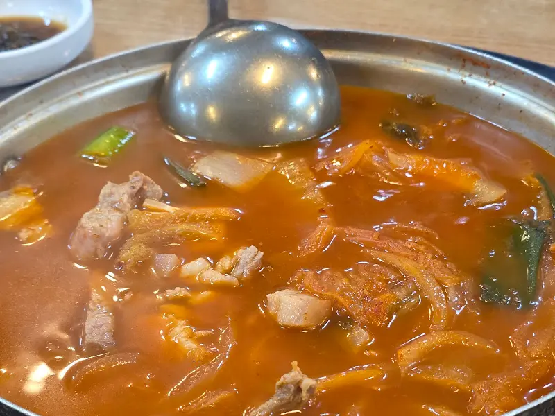 푸짐한 김치찌개