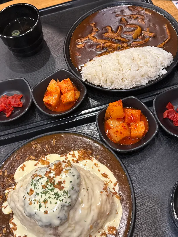 하얀 크림이 덮인 카레와 밥