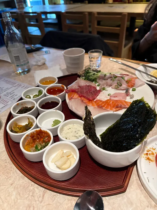 다양한 소스와 함께 즐기는 숙성회