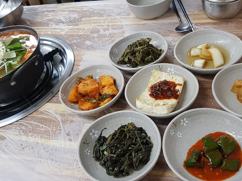 황태국을 중심으로 정갈하게 차려진 한상차림