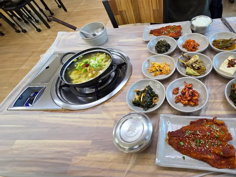 황태구이와 황태국, 다양한 반찬이 차려진 푸짐한 상차림