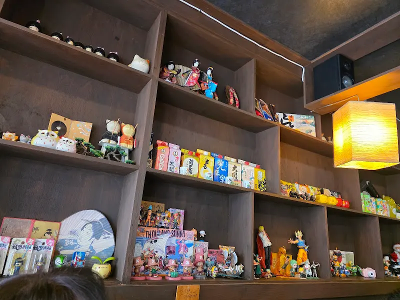 다양한 피규어와 장식품들