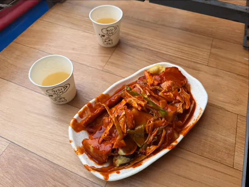 쟁반에 담긴 떡볶이