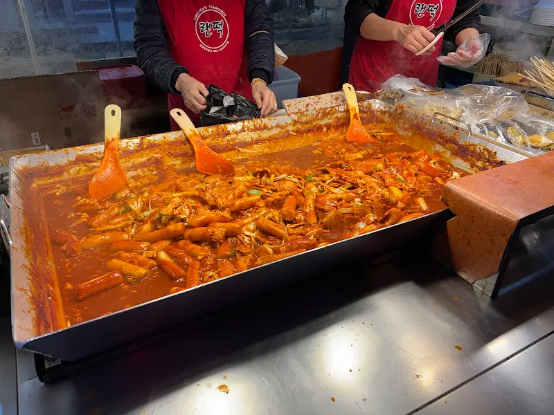 떡볶이를 조리하는 모습