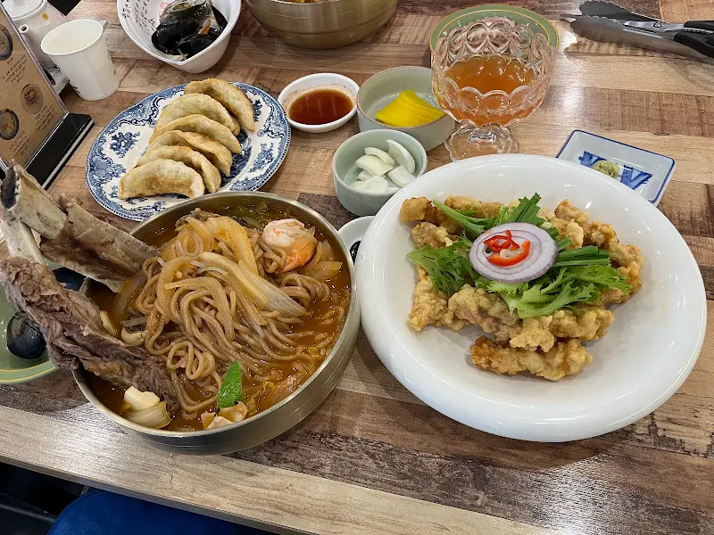 다양한 메뉴를 한 상 가득