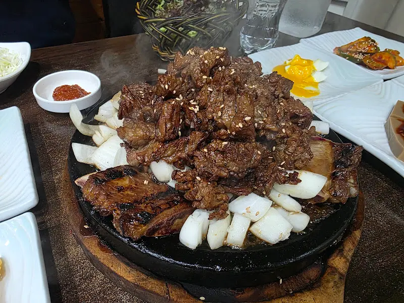 뜨거운 철판 위의 석갈비