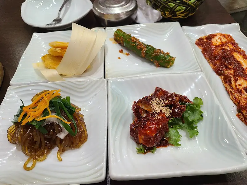 맛깔스러운 비빔냉면