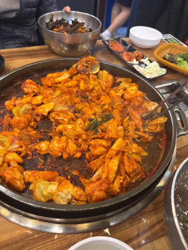 닭갈비와 함께 제공되는 푸짐한 밑반찬들