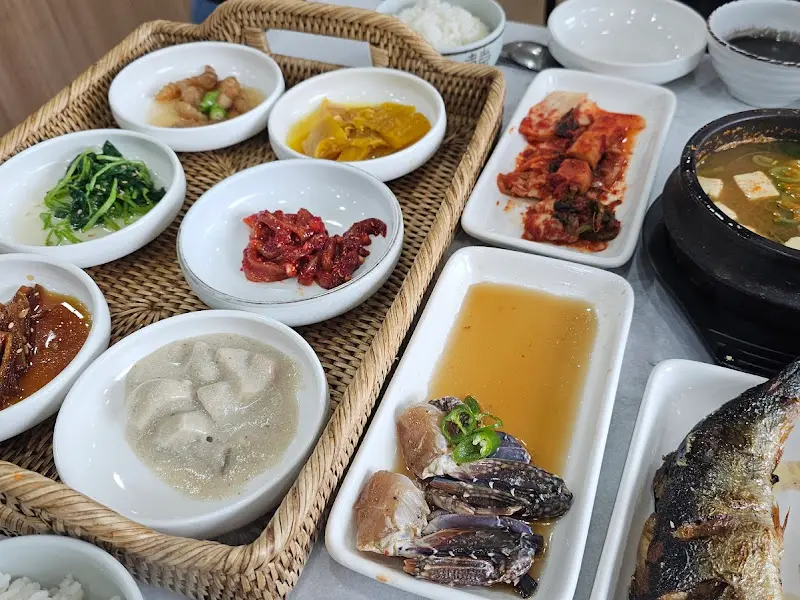 정갈하게 담긴 반찬들