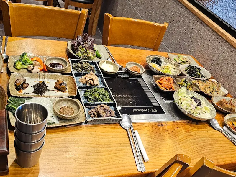 다양한 반찬들로 가득 찬 테이블