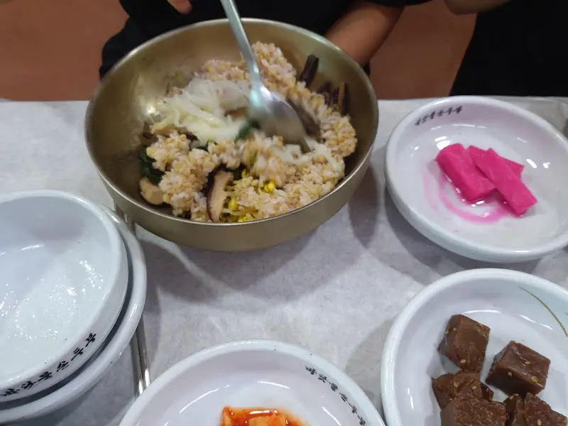 비빔밥 비비는 모습