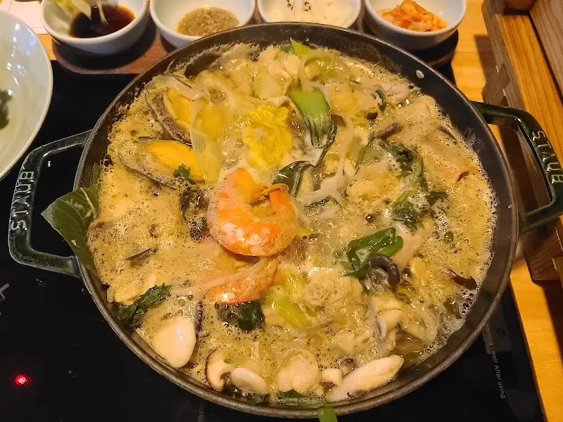 보글보글 끓는 버섯전골