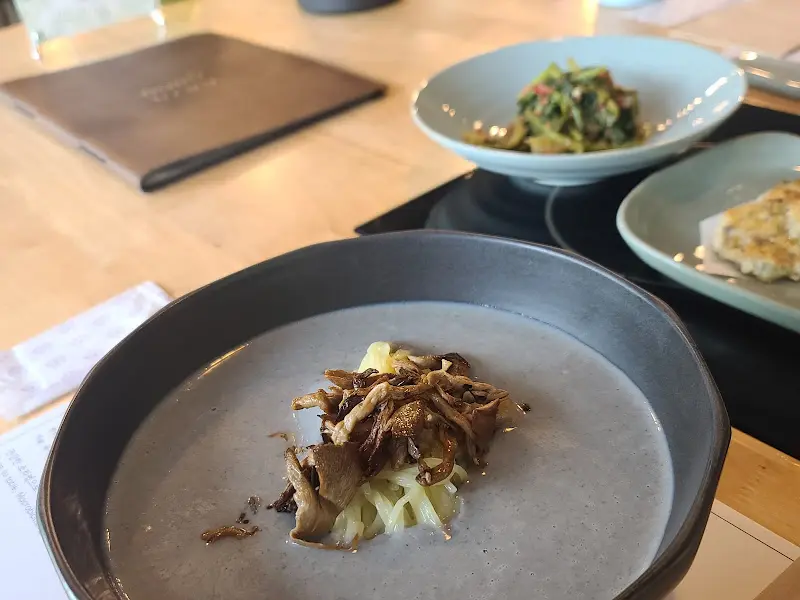 버섯전골과 다양한 곁들임 찬