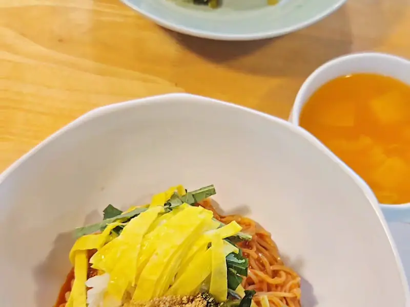 보기만 해도 군침이 도는 비빔국수