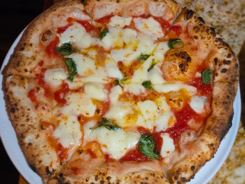 노릇하게 구워진 마르게리타 피자