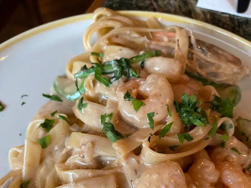 파스타 위에 올려진 신선한 해산물