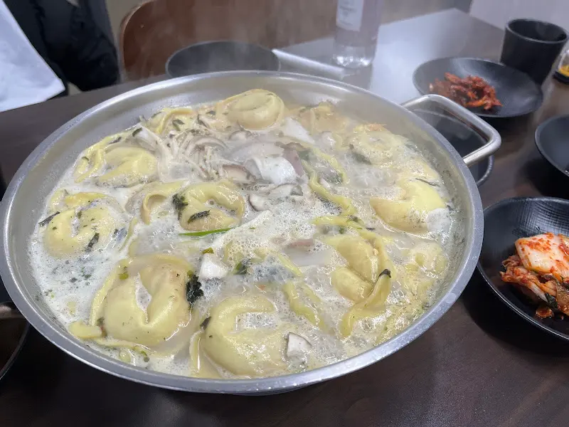 만두와 칼국수가 들어간 만두전골