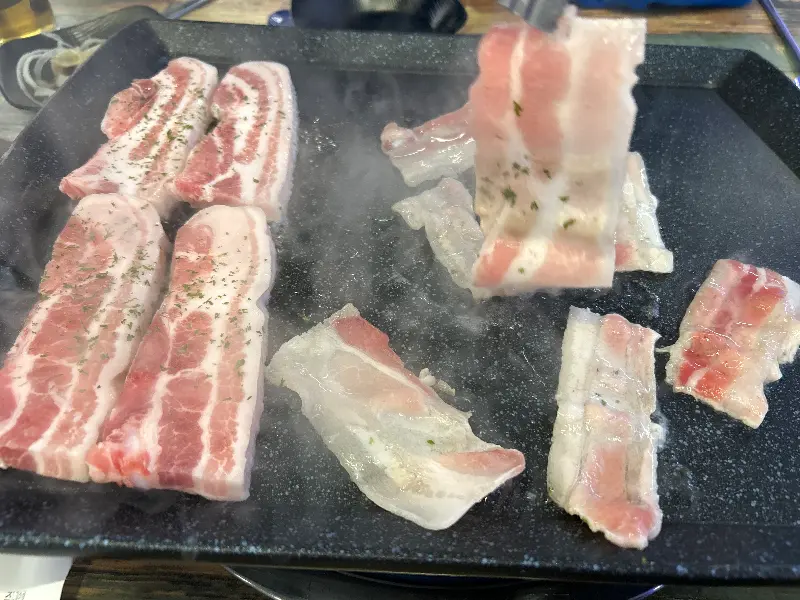 불판 위에서 익어가는 대패 삼겹살