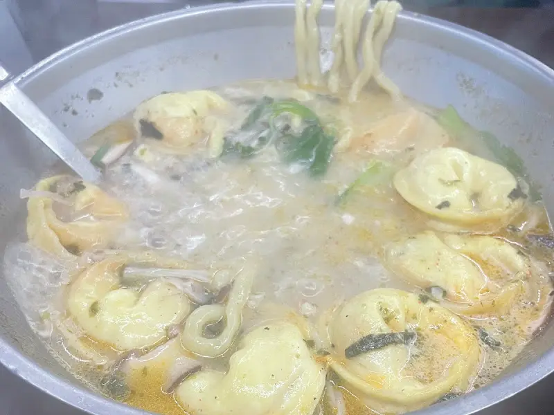 만두전골 속 칼국수 면발