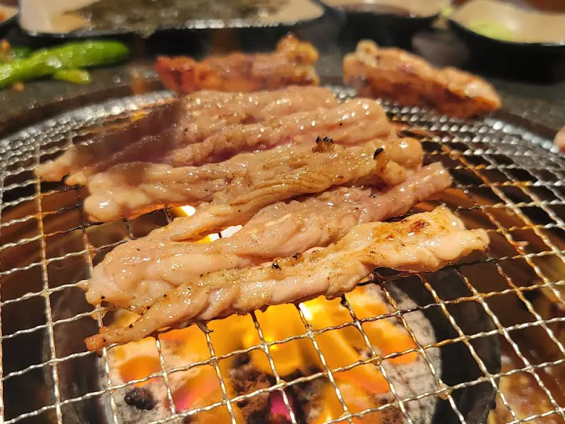 숯불 위에서 구워지는 닭목살