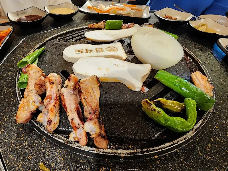 불판 위 닭갈비, 버섯, 양파