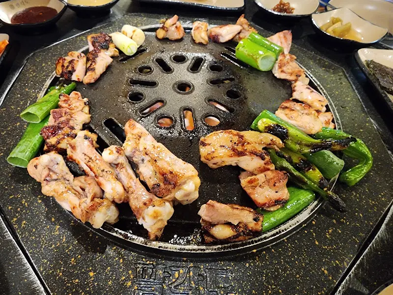 불판 가득 닭갈비