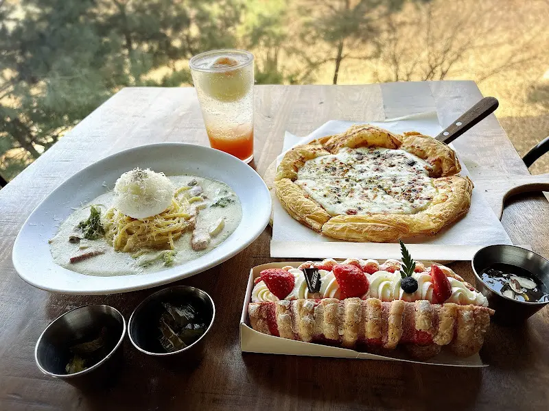 게살 시금치 크림 파스타와 음료