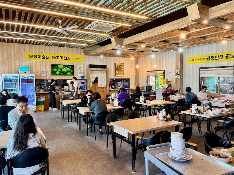 넓고 쾌적한 식당 내부