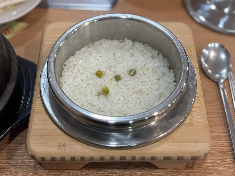 갓 지은 윤기 흐르는 솥밥