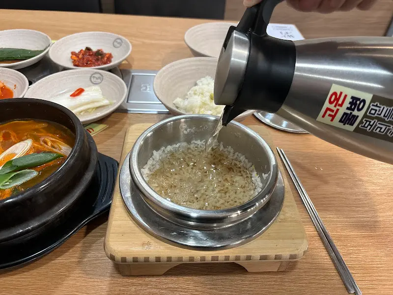 솥밥에 뜨거운 물을 부어 누룽지를 만드는 모습