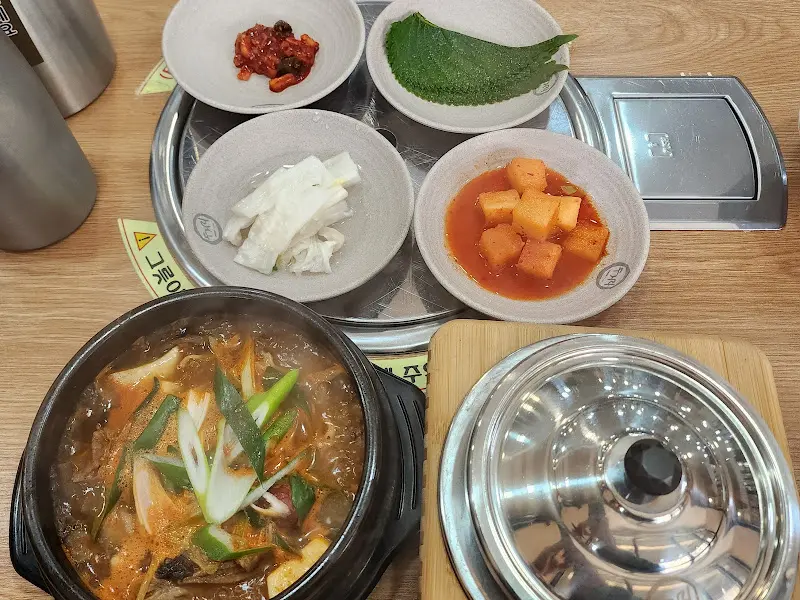 우신탕과 밑반찬 한상차림