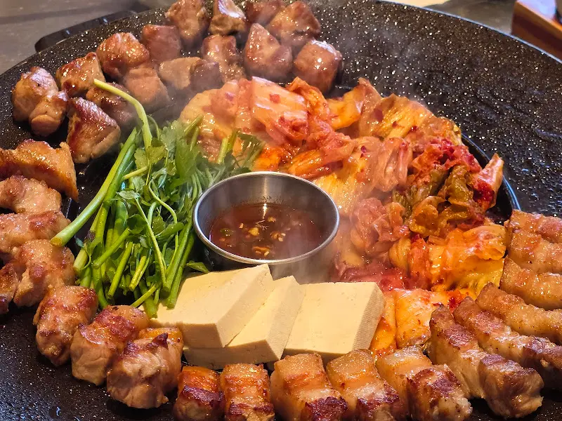 무쇠 솥뚜껑에 구워져 나온 삼겹살