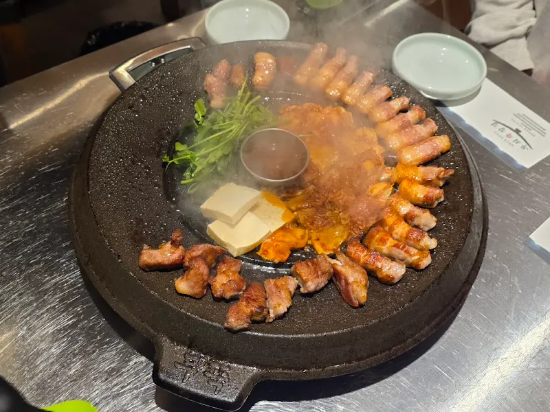 무쇠 솥뚜껑 위 푸짐한 삼겹살 한 상 차림