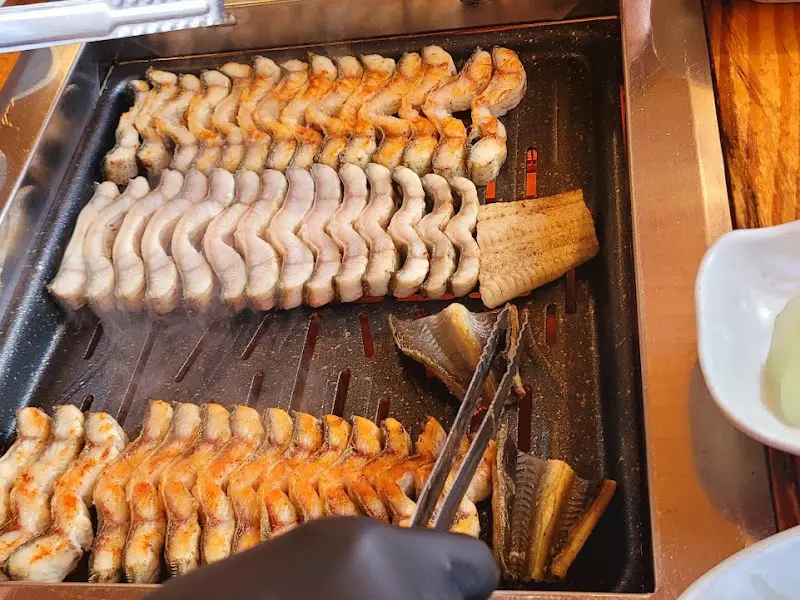 숯불 위에서 익어가는 장어