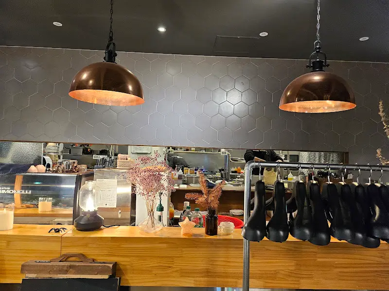 폴이네키친 카운터석