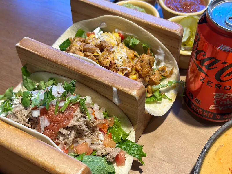 싱그러운 채소 토핑이 돋보이는 타코