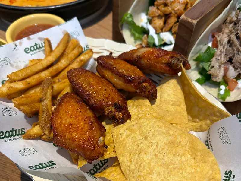 바삭한 윙과 감자튀김