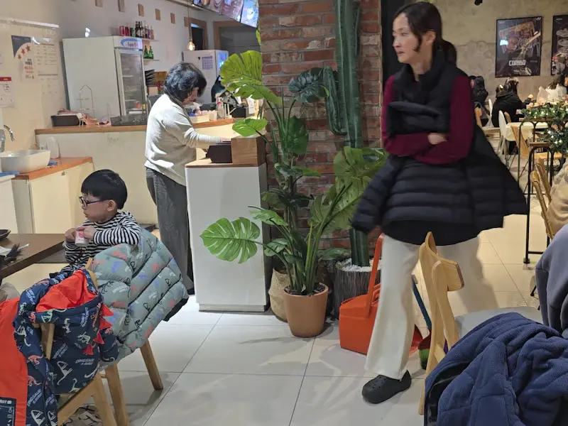 매장 내부 전경