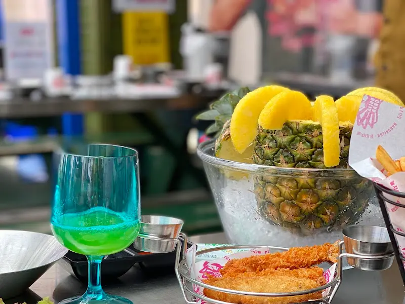 싱싱한 파인애플 슬라이스가 올려진 파인애플 주스와 튀김