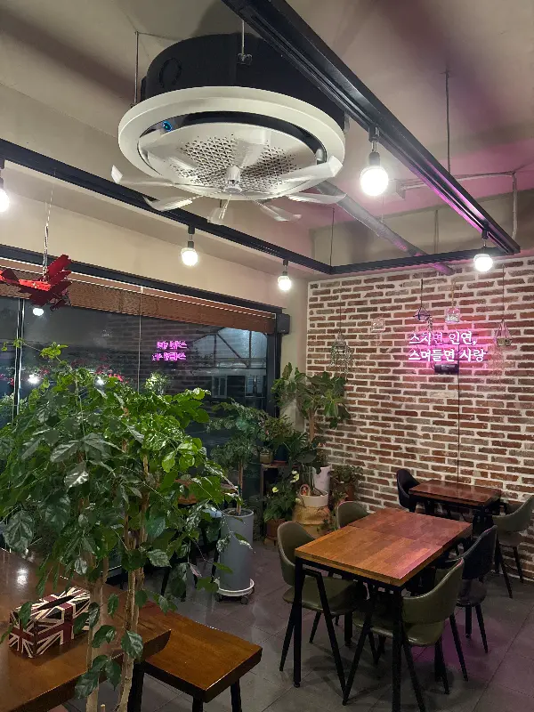 카페 내부 인테리어