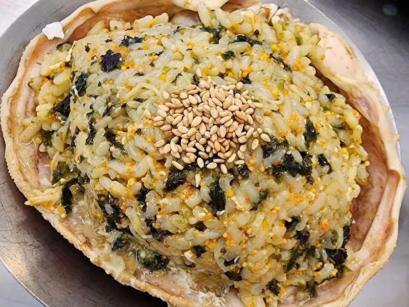 참깨가 솔솔 뿌려진 게딱지 밥