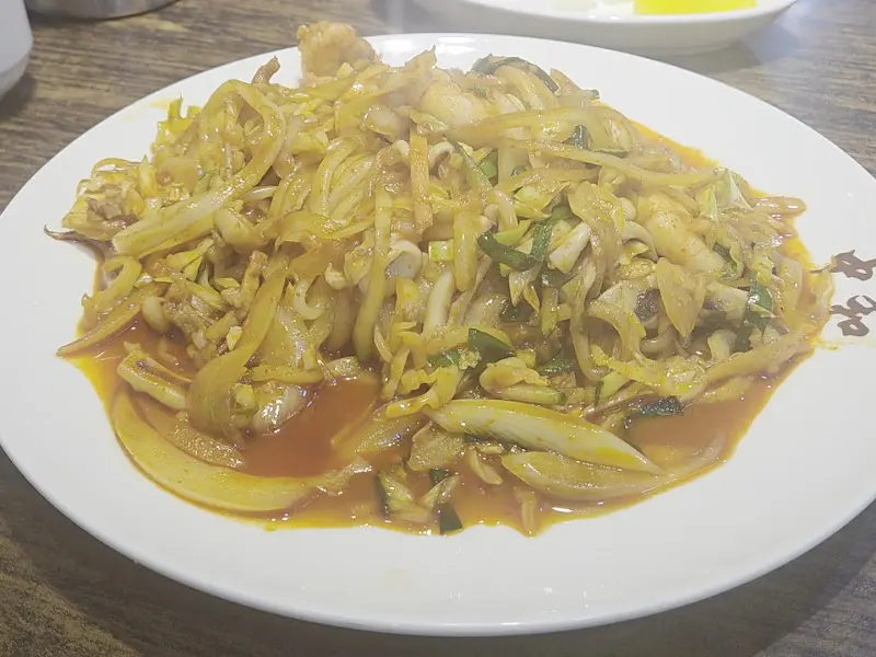 접시에 담긴 야끼우동