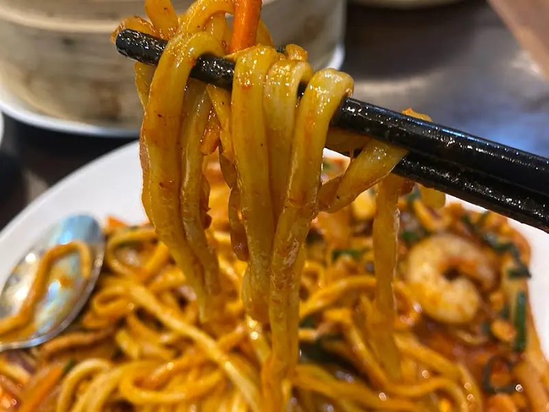 젓가락으로 집어 올린 야끼우동 면발
