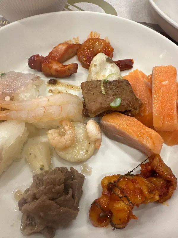 다양한 초밥과 해산물