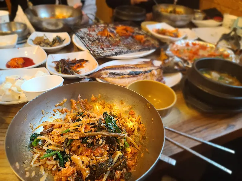 나물과 고추장을 넣어 비빈 비빔밥