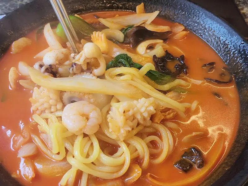 해산물이 듬뿍 들어간 짬뽕의 클로즈업