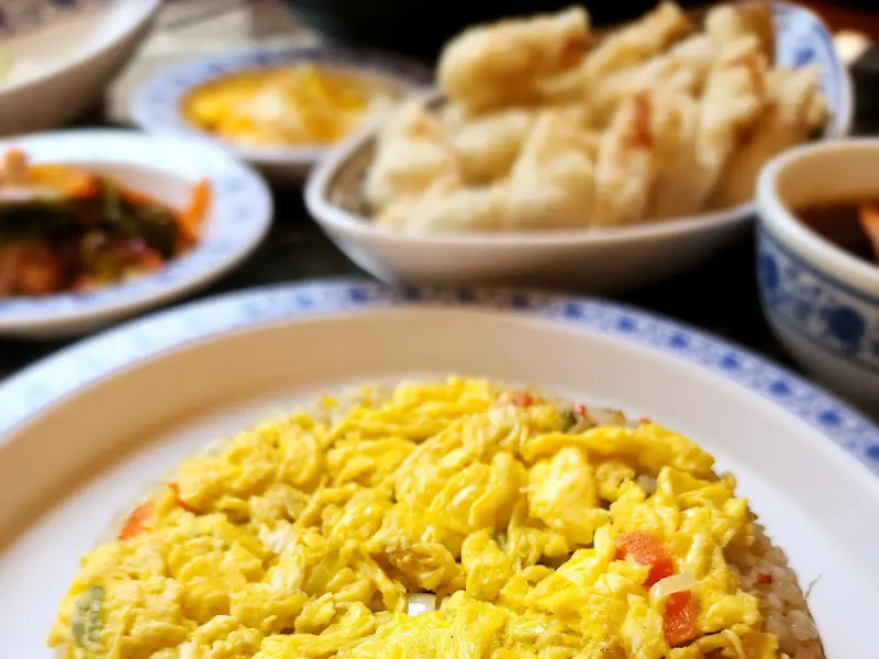 윤기가 흐르는 짜장 소스가 듬뿍 올려진 짜장면